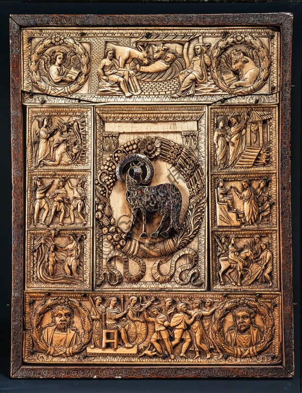 Coperta eburnea di evangeliario con storie di Cristo, V secolo, Museo del Duomo Milano