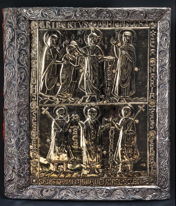 Coperta di evangeliario medievale in oro con smalti e gemme, opera lombarda dell'XI secolo, Tesoro del Duomo di Milano