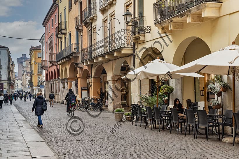 Veduta di Corso Andrea Palladio a Vicenza con tavolini di bar in centro storico