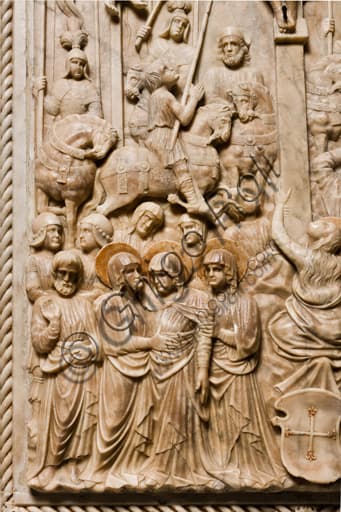 Parte superiore della scultura Crocifissione del 1443 nel Duomo di Genova, dettaglio delle pie donne in marmo.