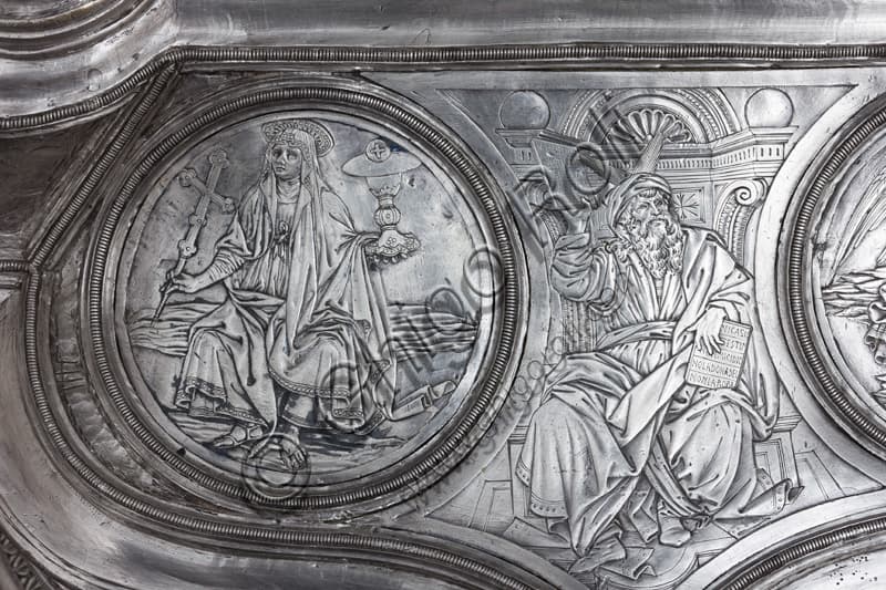 Dettaglio del basamento della Croce di San Giovanni: medaglione con La Fede e calice, Museo Opera del Duomo Firenze