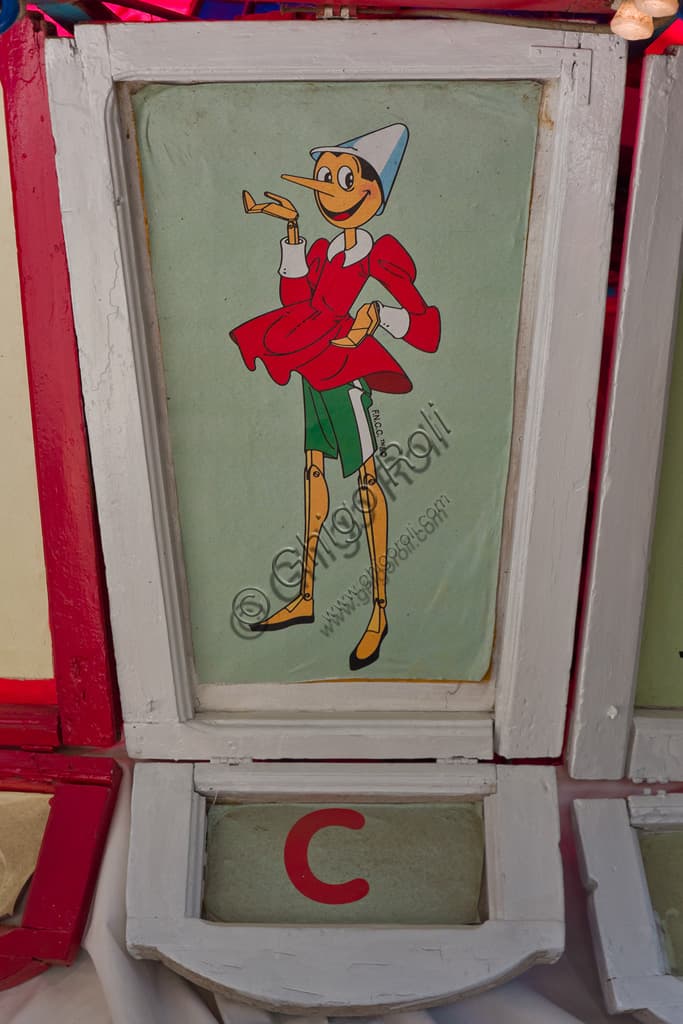 Dettaglio di illustrazione di Pinocchio sulla giostra classica del Parco di Pinocchio a Collodi, Toscana