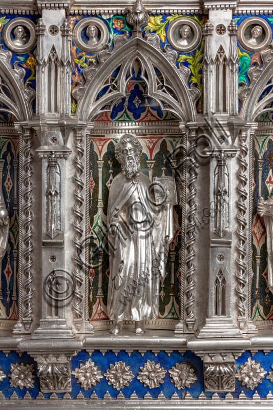 Dettaglio di una nicchia con una statuina di santo o profeta. Particolare del dossale dell'Altare d'Argento del Tesoro di San Giovanni, Museo dell'Opera del Duomo, Firenze.