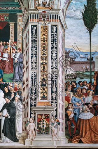 Dettaglio affresco: stemma araldico Piccolomini con tiara pontificia e putti, pilastro Libreria Piccolomini, Duomo di Siena, opera di Pinturicchio