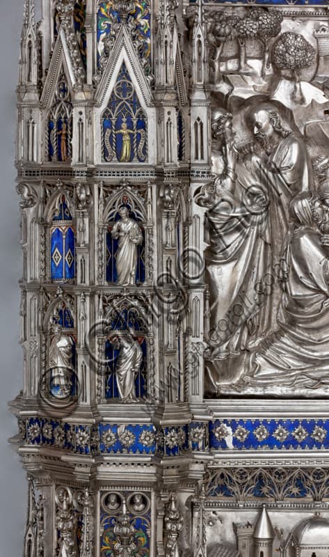Dettaglio scultoreo del pilastro angolare dell'Altare d'argento di San Giovanni con figure di santi, Museo dell'Opera del Duomo, Firenze