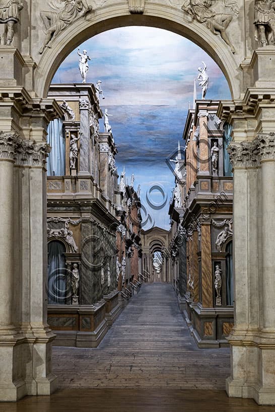 Dettaglio architettonico della porta regia nel proscenio del Teatro Olimpico di Vicenza, opera di Andrea Palladio.