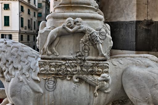 Detail of column base sculpture Genoa Cathedral: man fighting a lioness, Antelami workshop work 1200