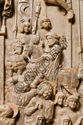 Dettaglio scultura uomo a cavallo, Crocifissione bottega Gagini 1443, Duomo di Genova