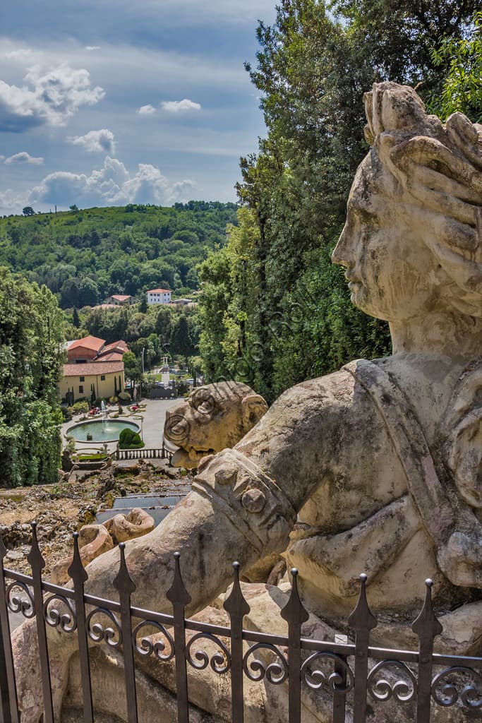 Dettaglio scultoreo di una statua nel Giardino Barocco di Villa Garzoni, Collodi