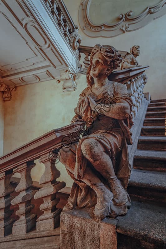 Dettaglio scultoreo di una statua barocca nello scalone di Palazzo Clerici, Milano