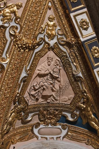 Dettaglio della formella in terracotta Dottore della Chiesa, bottega di Taddeo Carlone, Duomo di Genova