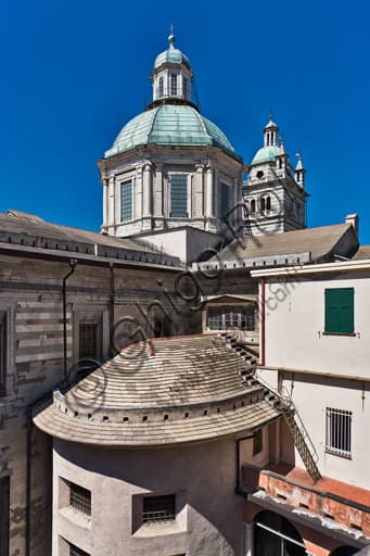 Veduta del Duomo di Genova (Cattedrale di San Lorenzo): particolare delle absidi e della cupola riprese da nord-est