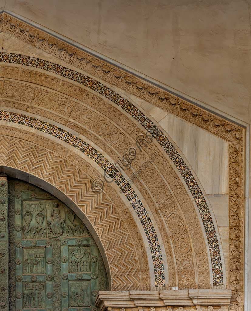 Dettaglio scultoreo dell'arco del portale maggiore del Duomo di Monreale con figure umane e animali