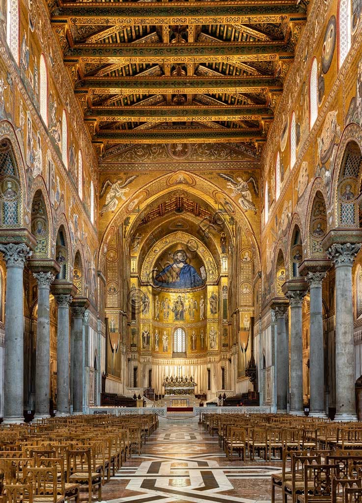 Veduta interna della navata centrale del Duomo di Monreale con mosaici bizantini dorati sulle pareti