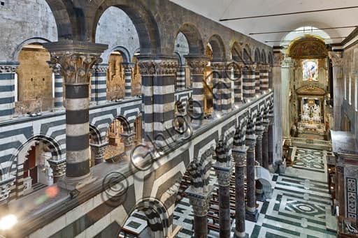 Interno del Duomo di Genova - Veduta architettonica della navata sud dalla parte ovest della Cattedrale di San Lorenzo