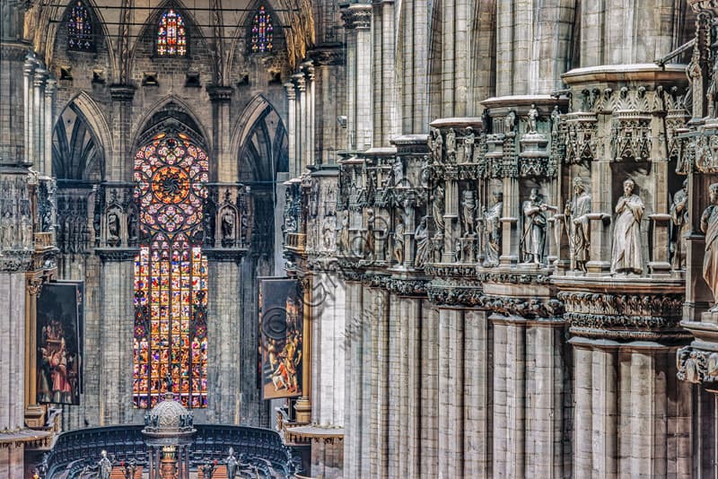 Duomo di Milano, vista interna della navata centrale e infilata dei capitelli dei pilastri di destra