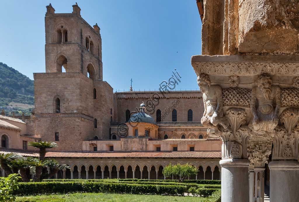 Veduta del chiostro del Duomo di Monreale con il capitello scolpito E 25 in primo piano, Sicilia