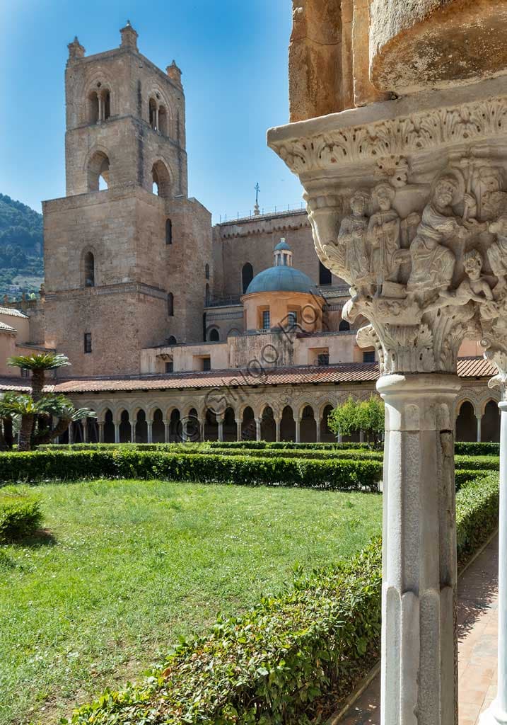 Duomo di Monreale: veduta chiostro e cattedrale con campanile. Primo piano capitello scultoreo E24, Resurrezione di Cristo.
