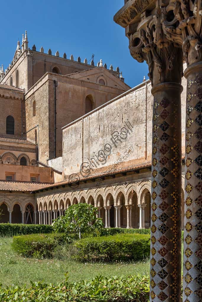 Dettaglio architettonico del chiostro e transetto del Duomo di Monreale, patrimonio UNESCO in Sicilia