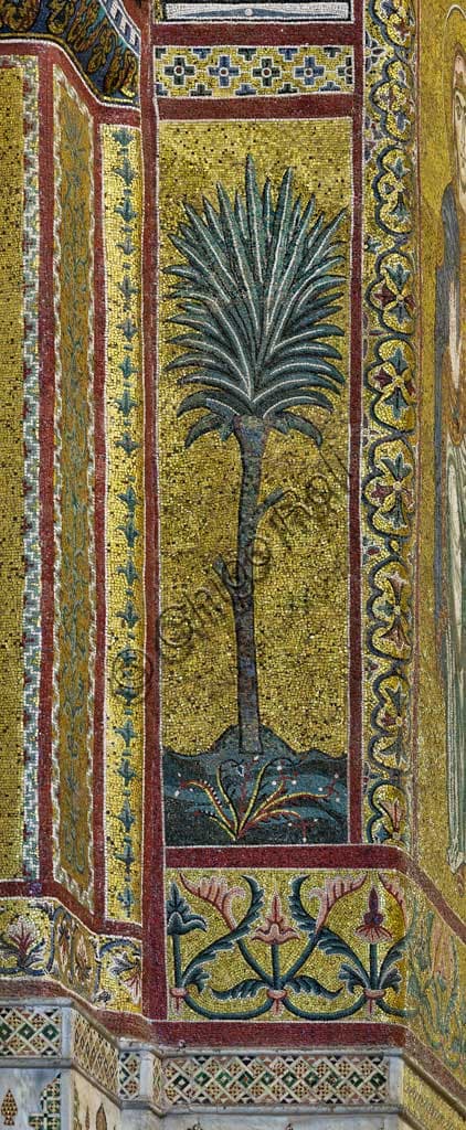 Dettaglio mosaico bizantino fregio con palma su fondo oro, abside Duomo di Monreale Palermo