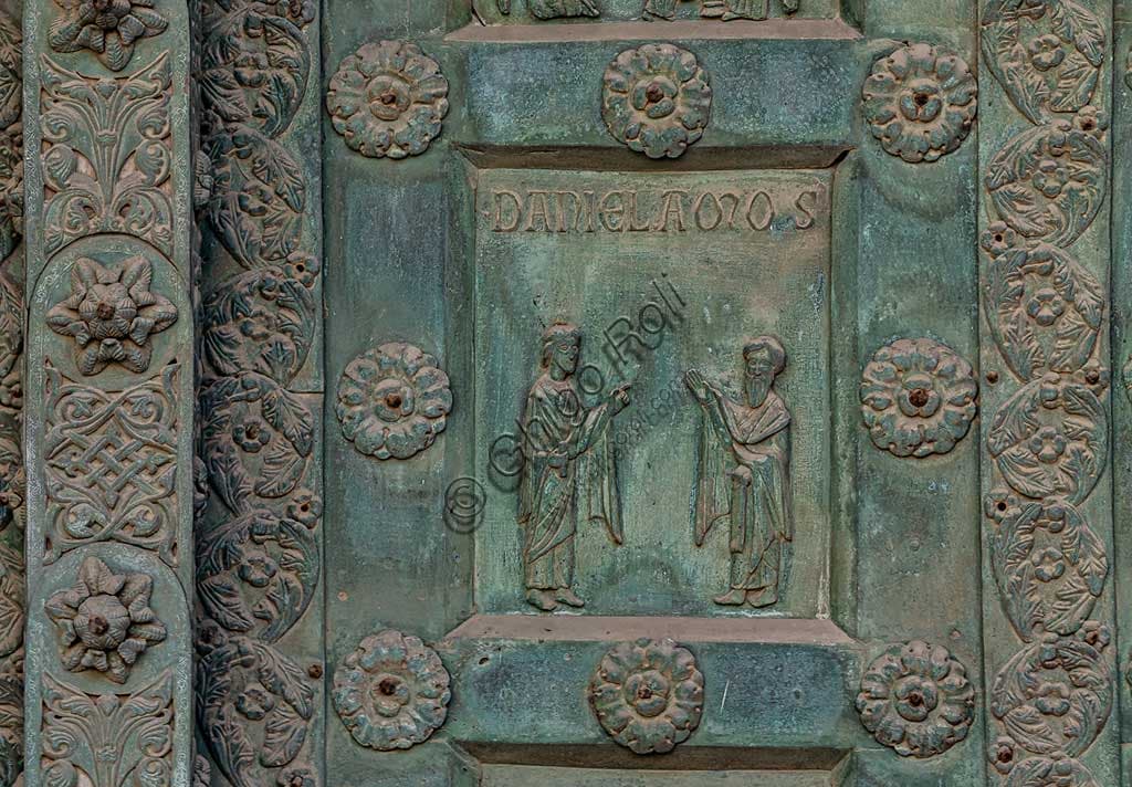 Dettaglio della formella bronzea con i Profeti Daniele e Amos, Porta di Bonanno Pisano, Duomo di Monreale (Palermo)