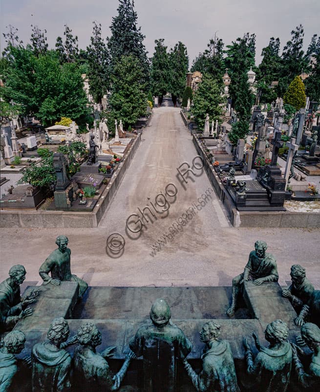 Veduta del Cimitero Monumentale di Milano con in primo piano l'edicola Campari e il gruppo scultoreo 'L'Ultima Cena' in bronzo.