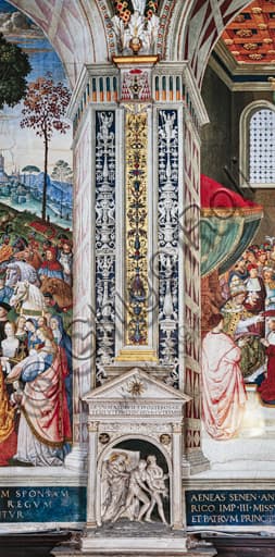 Edicola in stucco con la Cacciata dall'Eden, copia di Jacopo della Quercia, nella Libreria Piccolomini, Duomo di Siena