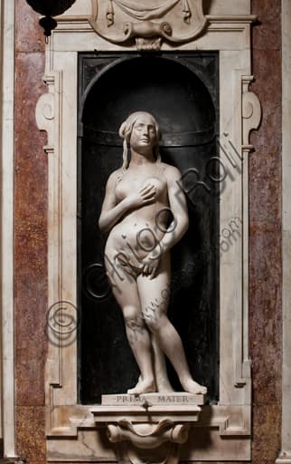 Statua in marmo di Eva, scolpita da Matteo Civitali, nella Cappella di San Giovanni del Duomo di Genova