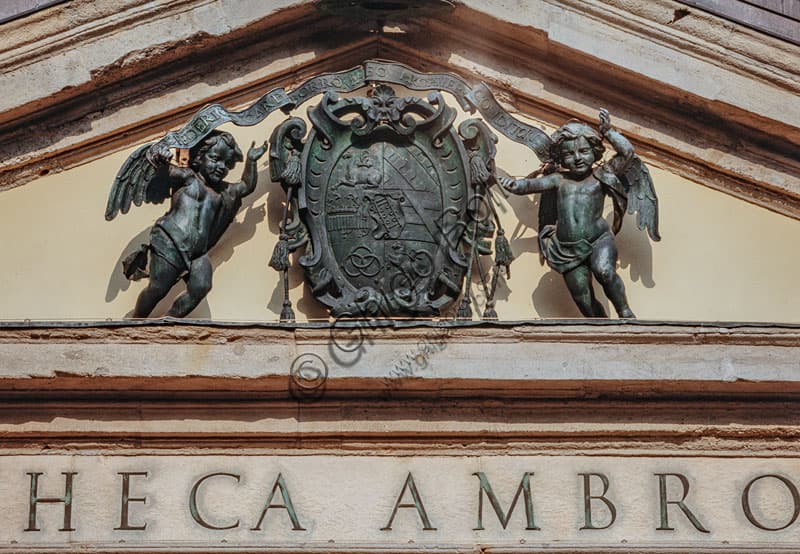Dettaglio architettonico della facciata della Veneranda Biblioteca Ambrosiana a Milano