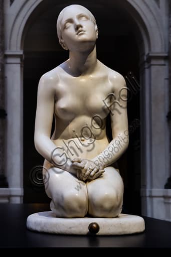 Scultura in marmo Fiducia in Dio di Lorenzo Bartolini, particolare del volto e delle mani della figura femminile in preghiera