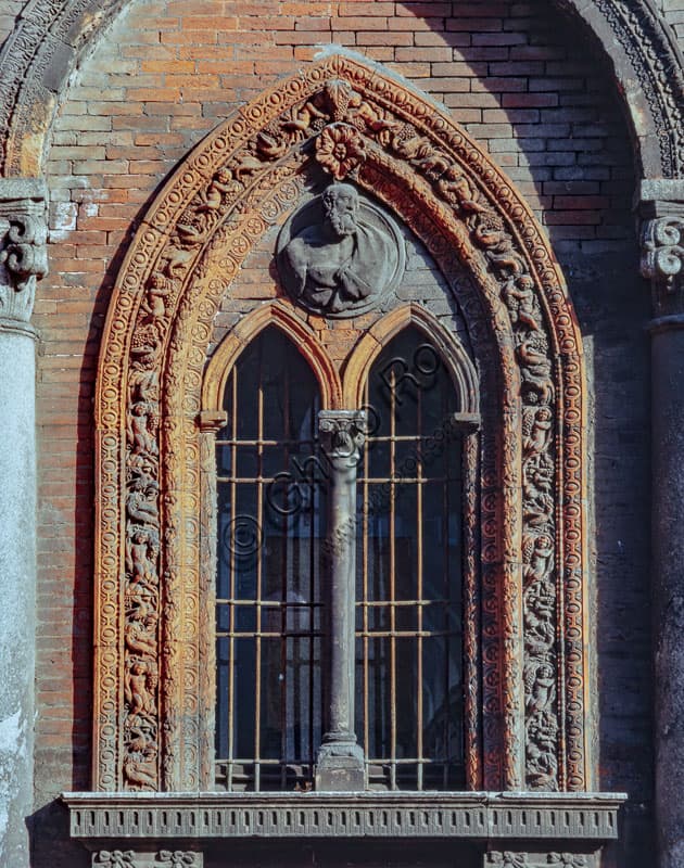 Finestra del XVII secolo nell'architettura rinascimentale della Ca' Granda, Milano