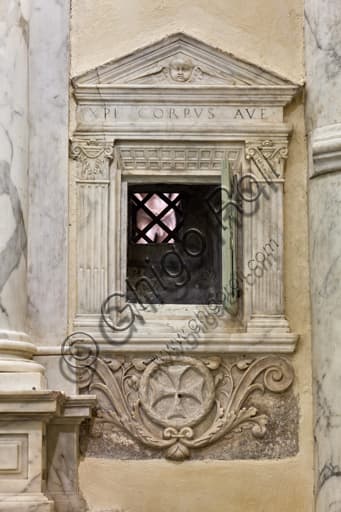 Finestrella per l'urna delle ceneri di San Giovanni nel Battistero del Duomo di Genova, Italia