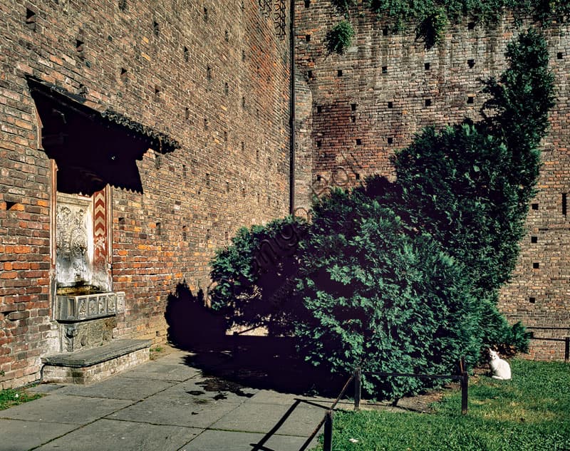 Fontana rinascimentale in ghisa nel Cortile della Rocchetta del Castello Sforzesco di Milano