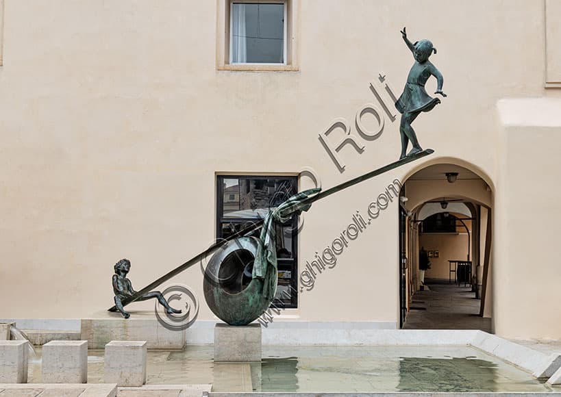 Children's Fountain sculpture by Nereo Quagliato in Piazza Garibaldi, Vicenza