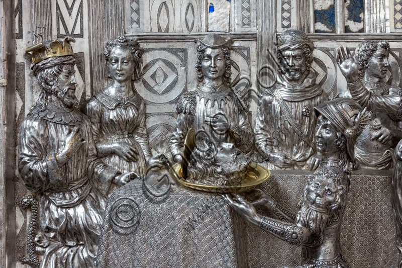 Dettaglio della formella 'Il banchetto di Erode e la danza di Salomè' che mostra re Erode, la principessa Salomè e la testa di Giovanni Battista, Museo dell'Opera del Duomo di Firenze.