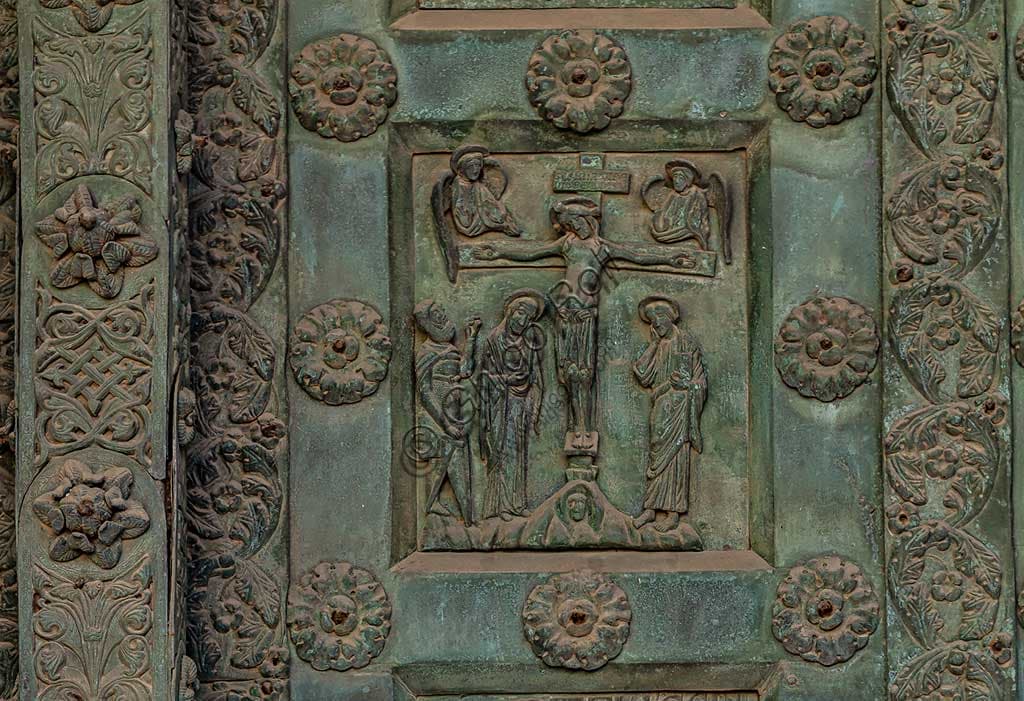 Formella bronzea della Crocifissione di Bonanno Pisano sulla porta del Duomo di Monreale, Palermo
