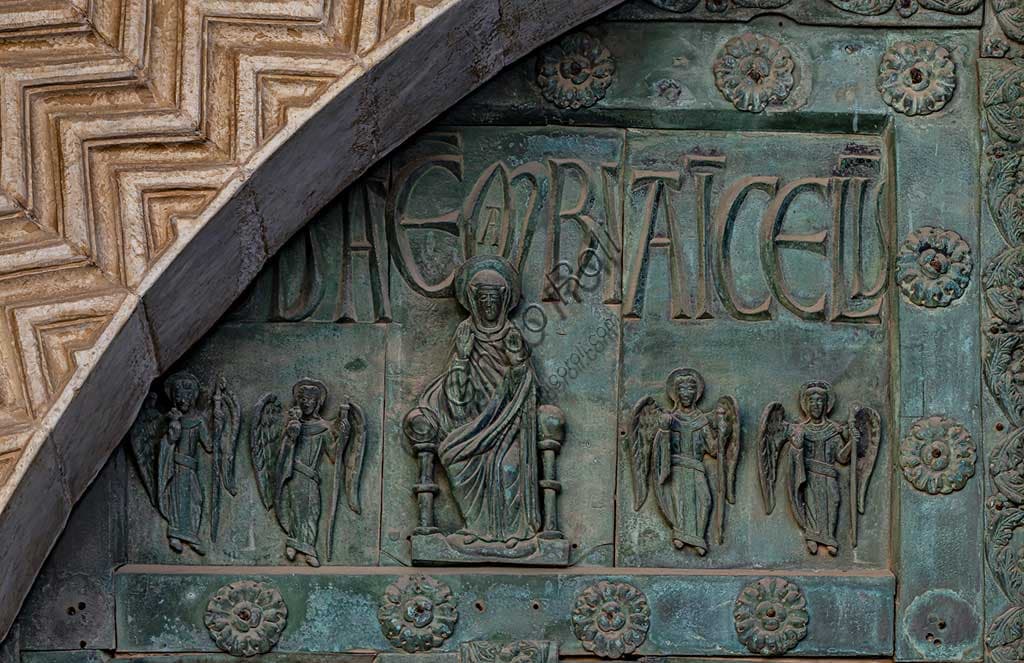 Formella bronzea raffigurante Maria in trono, Porta di Bonanno Pisano, Duomo di Monreale (Palermo)