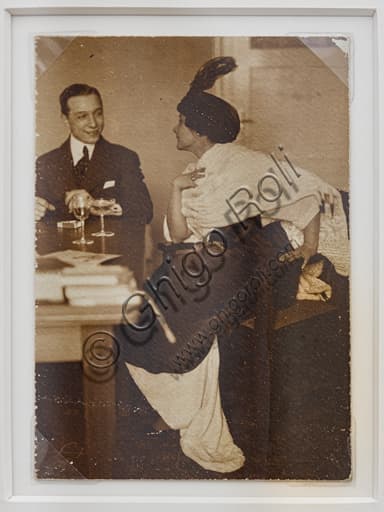 Black and white vintage photograph by Marcello Dudovich: elegant couple having an aperitif, 1910