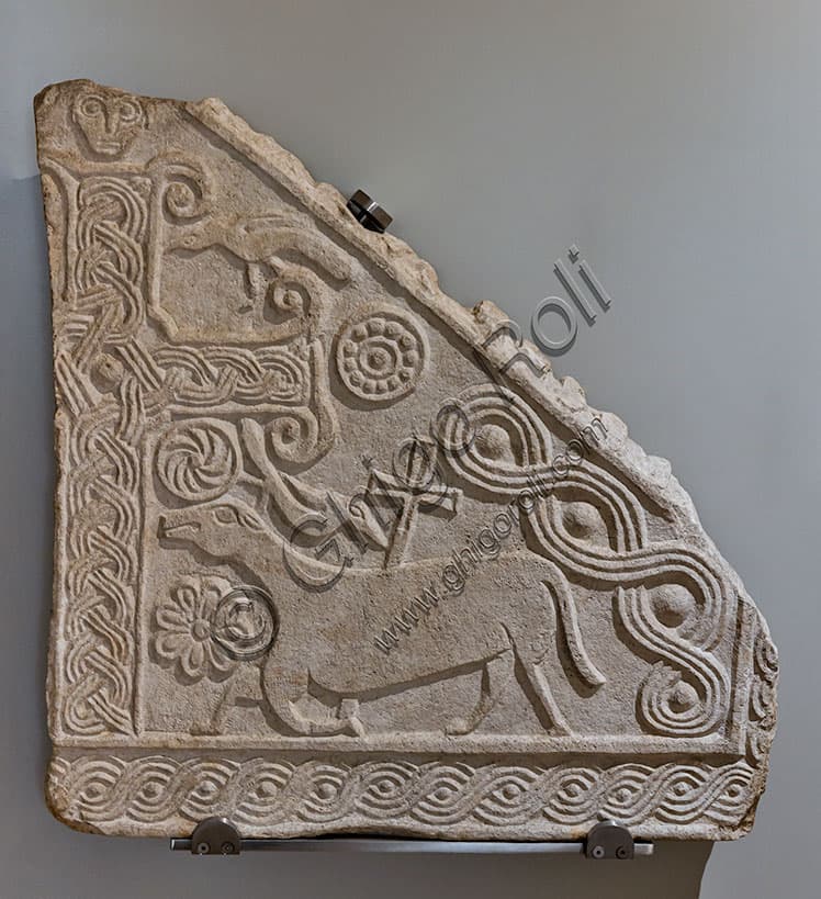 Frammento scultoreo di timpano romanico con croce e agnello crocifero, IX secolo, pietra di Aurisina