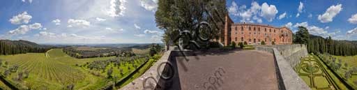 Veduta del Castello di Brolio a Gaiole in Chianti con giardini, vigneti, ulivi e cipressi