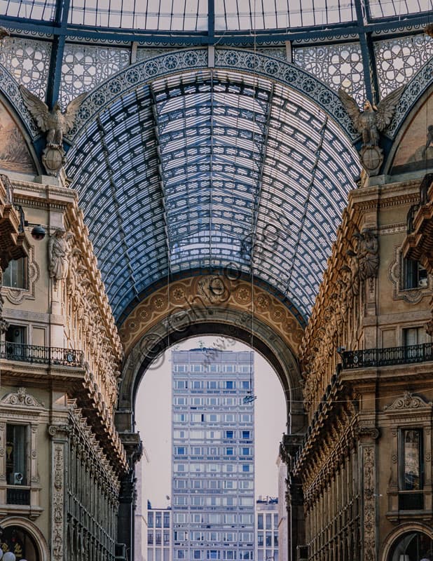 Veduta della Galleria Vittorio Emanuele II a Milano con prospettiva verso Piazza Duomo, monumento architettonico storico