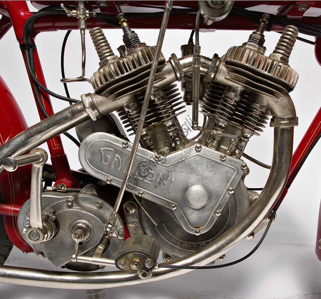 Photo of the vintage Galloni 750 SS motorcycle from 1920-21, restored twin-cylinder with nickel-plated cylinders