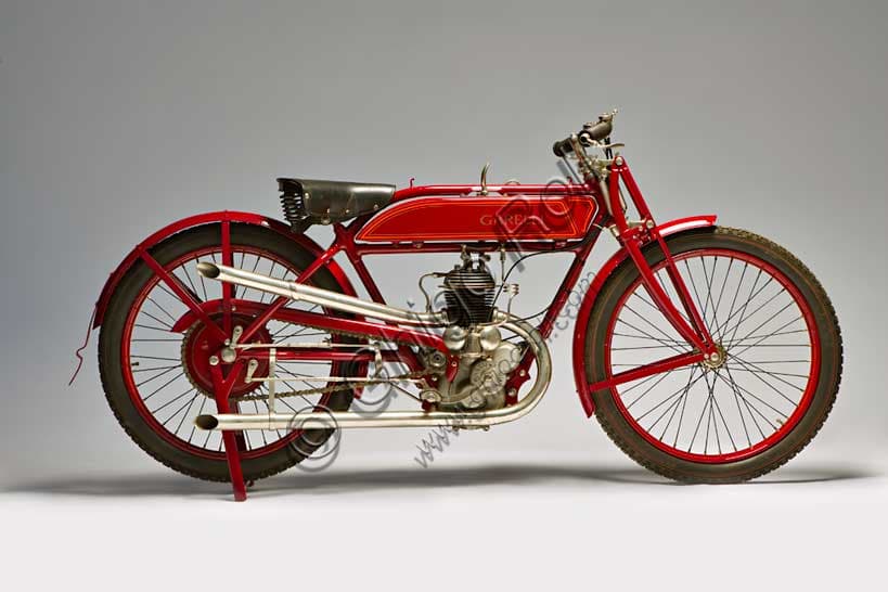 Photograph of the vintage motorcycle Garelli Cremona Corsa 350, 1924 model, restored