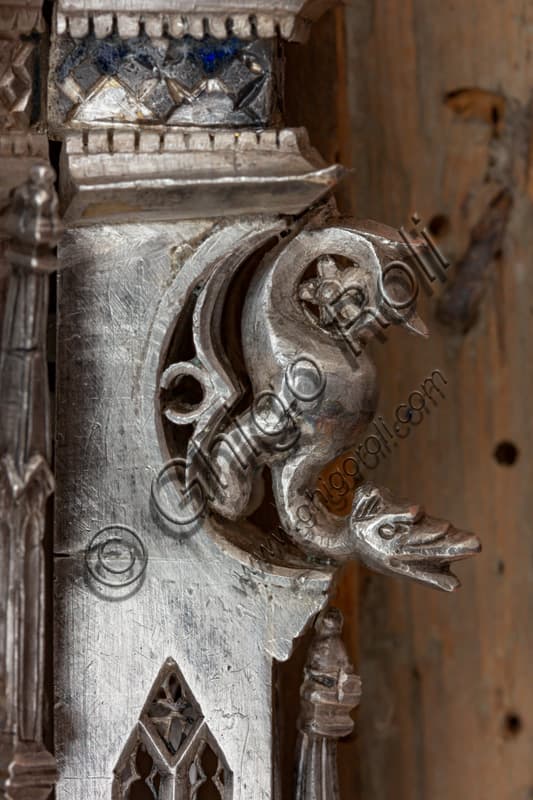 Dettaglio scultoreo del gargoyle gotico, animale fantastico, sul pilastro destro dell'Altare d'argento nel Museo dell'Opera del Duomo di Firenze