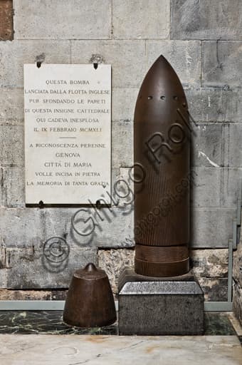 Riproduzione della granata inesplosa del 1941, Cattedrale di San Lorenzo, Genova, navata meridionale