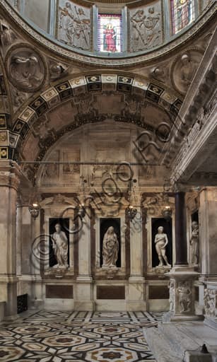 Interno del Duomo di Genova, sculture rinascimentali in marmo di Matteo Civitali nella Cappella di San Giovanni