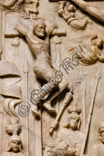 Dettaglio scultoreo di un ladrone, particolare della Crocifissione nel Duomo di Genova, opera della bottega Gagini (1443)
