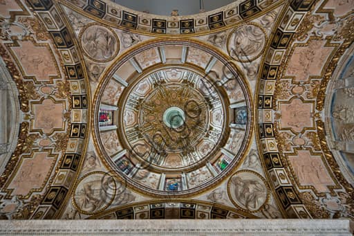 Veduta zenitale architettonica della cupola nella Cappella di San Giovanni, Duomo di San Lorenzo a Genova, Italia