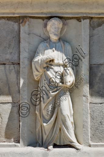 Formella scultorea di San Pietro, dettaglio del tamburo della cupola del Duomo di Genova (Cattedrale di San Lorenzo)