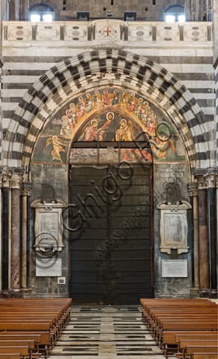 Controfacciata e portale principale dell'endonartece nel Duomo di Genova (Cattedrale di San Lorenzo)